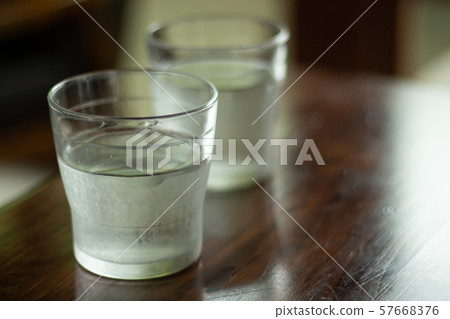 杯在一張木桌上的水 57668376