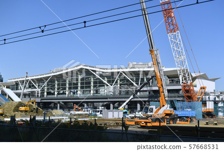 日本的東京都市風景在山手線和京濱東北線的田町和品川站之間看到正在建設的高輪門戶站 57668531