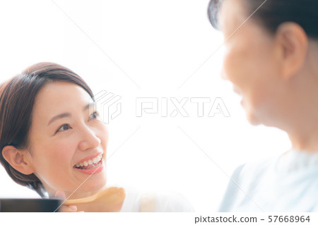 兩個人，兩個人，膳食，護理，在家裡，生活方式，老人，晚年，室內設計室，白色自然光 57668964