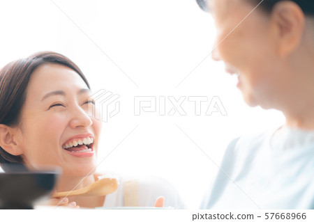 兩個人,兩個人,膳食,護理,在家裡,生活方式,老人,晚年,室內設計室,白色自然光 兩個人,兩個人,膳食,護理,在家裡,生活方式,老人,晚年,室內設計室,白色自然光 57668966