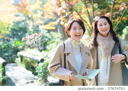 旅行秋天秋葉母親女兒父母和兒童家庭旅行圖像 57674761