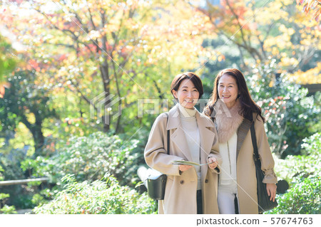 旅行秋天秋葉母親女兒父母和兒童家庭旅行圖像 57674763