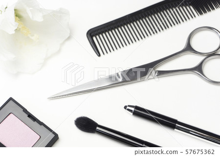 剪刀美髮師的剪刀和化妝品 剪刀美髮師的剪刀和化妝品 57675362