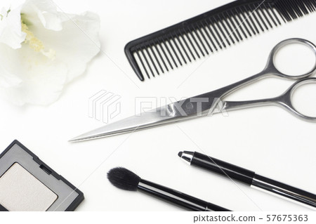 剪刀美髮師的剪刀和化妝品 剪刀美髮師的剪刀和化妝品 57675363