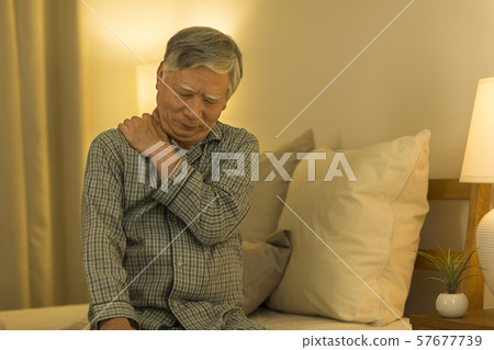 老人肩膀僵硬 57677739
