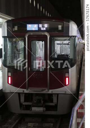 Nishitetsu 9000型在西鐵福岡（天神）站停靠 57678174