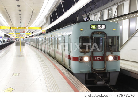 西鐵6000型在西鐵福岡（天神）站停靠 57678176