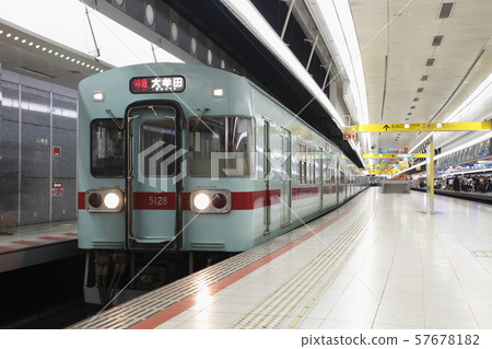 Nishitetsu Type 5000 stopping at Nishitetsu Fukuoka (Tenjin) Station 57678182