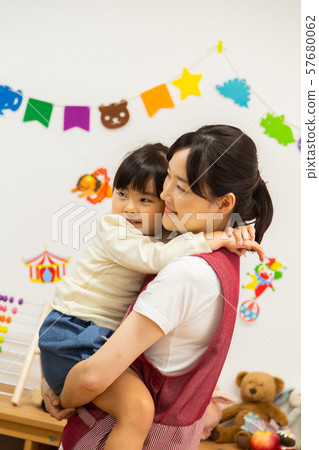 保育老師和幼兒園園長 57680062