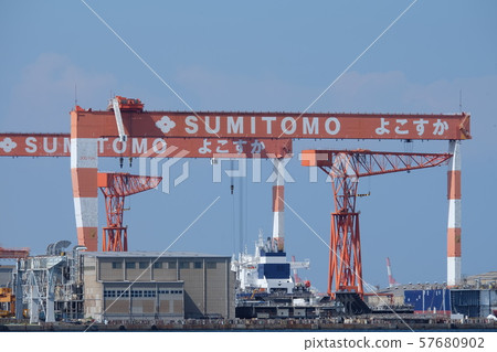 住友重工業橫須賀船廠的巨人起重機 住友重工業橫須賀船廠的巨人起重機 57680902