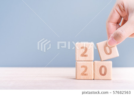 2020年新年秋天女性手目標木刻倒計時目標新年快樂 57682563