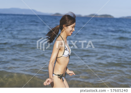 A swimsuit lady 57685240