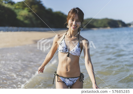 A swimsuit lady 57685285