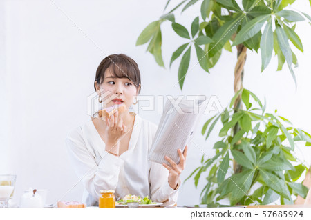 女商人早餐報紙 57685924