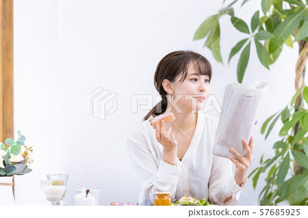 Business woman breakfast newspaper 57685925