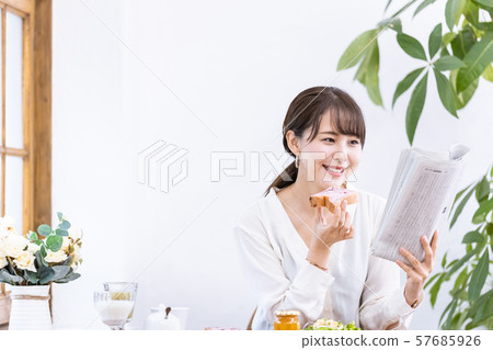 女商人早餐報紙 57685926