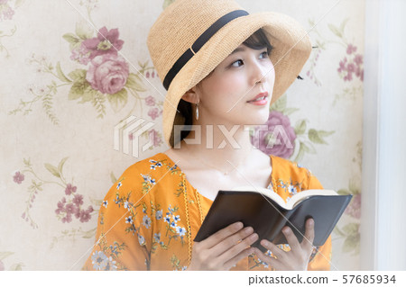 Female Lifestyle Reading 57685934