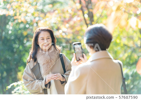 旅行秋天秋葉母親女兒父母和兒童家庭旅行圖像 旅行秋天秋葉母親女兒父母和兒童家庭旅行圖像 57687590