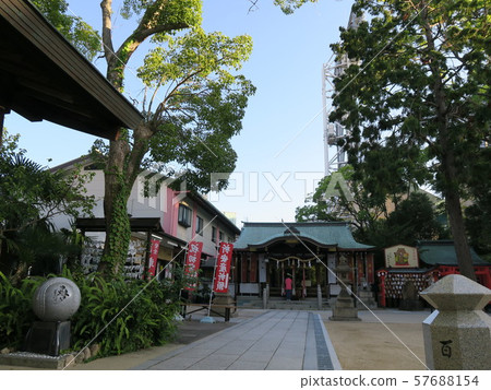 A shrine that sits beside Koshien Stadium and comes to pray 57688154