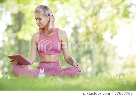 Fit woman with tablet pc outdoors Fit woman with tablet pc outdoors 57693702
