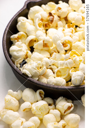 爆米花在煎鍋中。 57694165