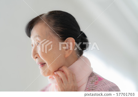 1人時尚療養院居住生活方式老人室內設計室白色自然光 1人時尚療養院居住生活方式老人室內設計室白色自然光 57701703