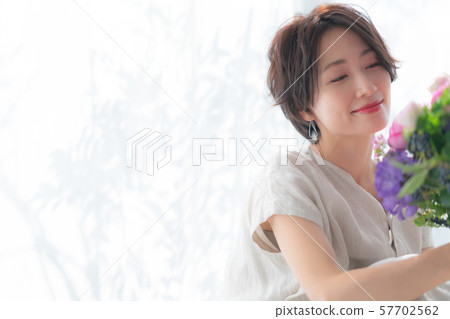 1 person fashion bouquet beauty lifestyle woman woman interior design room white natural light 1 person fashion bouquet beauty lifestyle woman woman interior design room white natural light 57702562