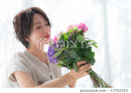 1 person fashion bouquet beauty lifestyle woman woman interior design room white natural light 1 person fashion bouquet beauty lifestyle woman woman interior design room white natural light 57702563