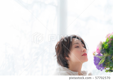 1 person fashion bouquet beauty lifestyle woman woman interior design room white natural light 1 person fashion bouquet beauty lifestyle woman woman interior design room white natural light 57702570
