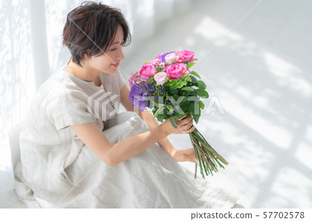 1 person fashion bouquet beauty lifestyle woman woman interior design room white natural light 1 person fashion bouquet beauty lifestyle woman woman interior design room white natural light 57702578