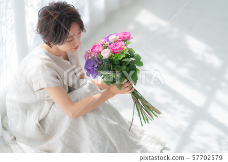 1 person fashion bouquet at home lifestyle woman woman interior design room white natural light 57702579