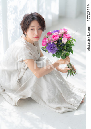 1 person fashion bouquet at home lifestyle woman woman interior design room white natural light 57702589