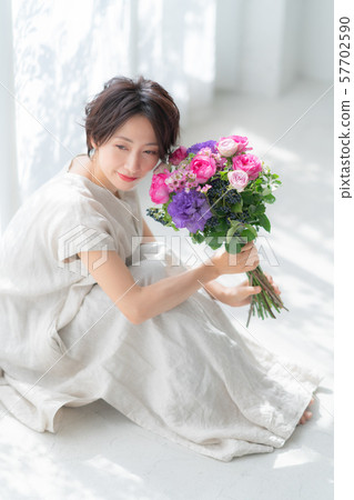 1 person fashion bouquet at home lifestyle woman woman interior design room white natural light 57702590