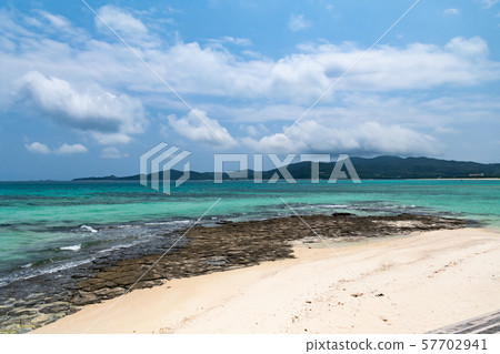 Kume島，沖繩島的海和榻榻米石頭 57702941