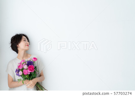 1 person fashion bouquet beauty lifestyle woman woman interior design room white natural light 1 person fashion bouquet beauty lifestyle woman woman interior design room white natural light 57703274