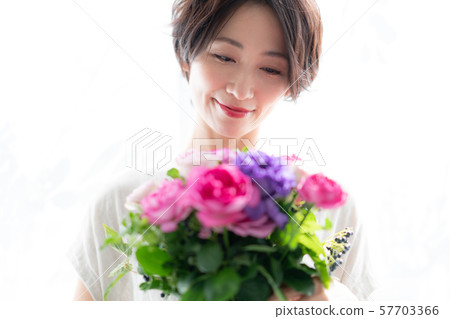 1 person fashion bouquet beauty lifestyle woman woman interior design room white natural light 1 person fashion bouquet beauty lifestyle woman woman interior design room white natural light 57703366