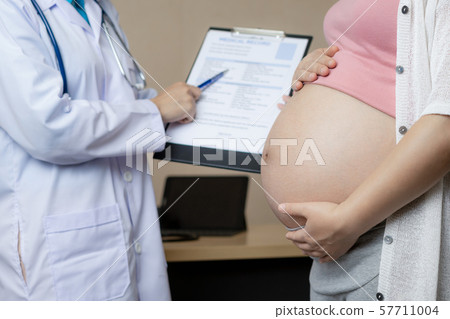 Pregnant Woman and Gynecologist Doctor at Hospital 57711004