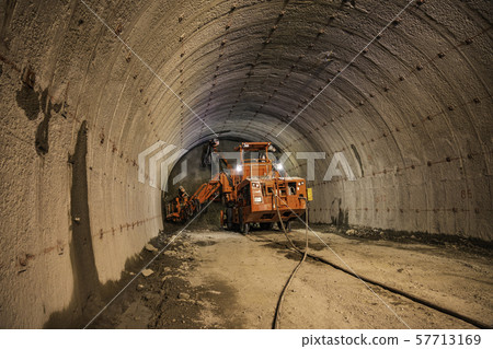 社會研究旅遊隧道施工現場巨大的鑽孔機 57713169