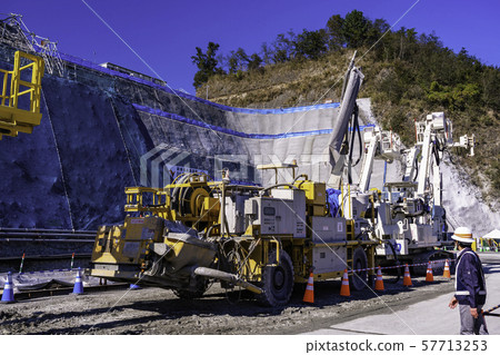 社會研究參觀隧道施工的重隧道混凝土噴塗機 社會研究參觀隧道施工的重隧道混凝土噴塗機 57713253