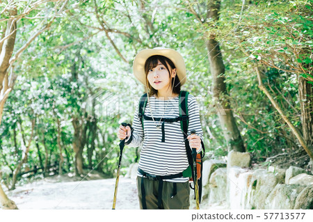 一名年輕女子爬 一名年輕女子爬 57713577
