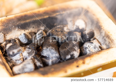 未完全燃燒的木炭（木炭燒烤，燒烤，七個輪子，燒烤，燒烤，燒烤，烤肉，露營 57714689