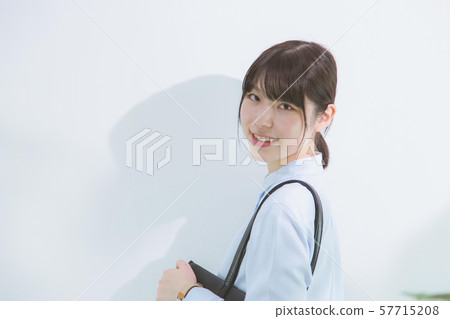 A woman who turns around 57715208
