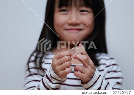 粘性繃帶(傷害,傷害,幼兒園,兒童,兒童,嬰兒,不露面的身體部位治療,醫院,手指,手,女孩) 粘性繃帶(傷害,傷害,幼兒園,兒童,兒童,嬰兒,不露面的身體部位治療,醫院,手指,手,女孩) 57715707