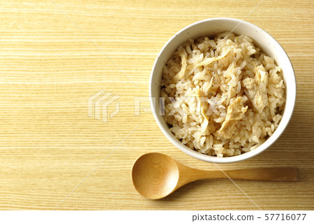  煮熟的米飯 57716077