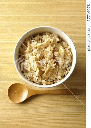  煮熟的米飯 57716078