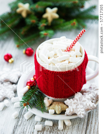 hot chocolate with marshmallows and gingerbread cookies hot chocolate with marshmallows and gingerbread cookies 57717305