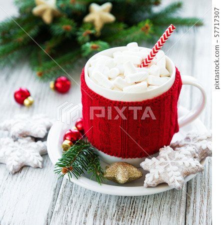 hot chocolate with marshmallows and gingerbread cookies hot chocolate with marshmallows and gingerbread cookies 57717307