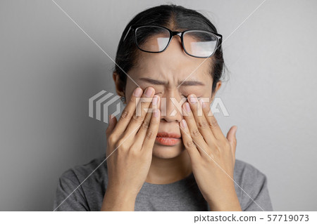 Women wear glasses and suffer from eye pain Women wear glasses and suffer from eye pain 57719073
