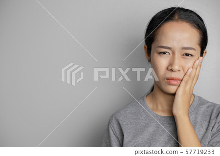Women have a lot of toothache. Women have a lot of toothache. 57719233