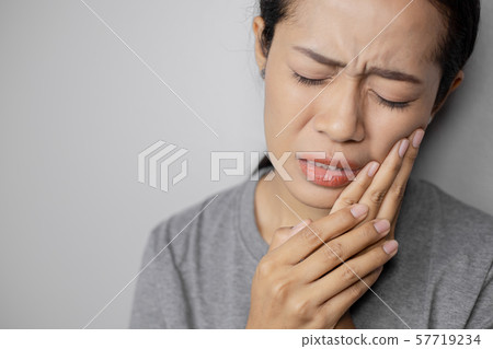 Women have a lot of toothache. Women have a lot of toothache. 57719234